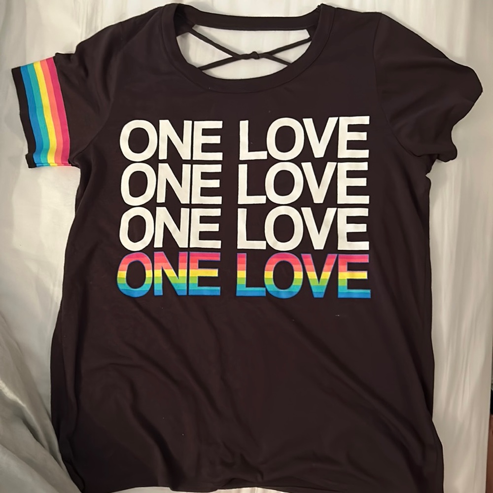 One love open back tshirt! Comfy and cute